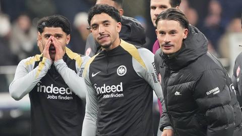 Mo Dahoud, Omar Marmoush und Robin Koch nach dem Sieg gegen Freiburg.