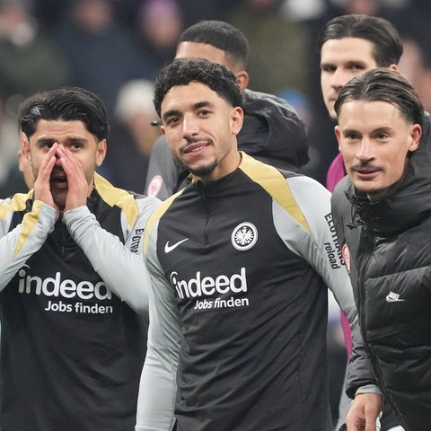 Mo Dahoud, Omar Marmoush und Robin Koch nach dem Sieg gegen Freiburg.