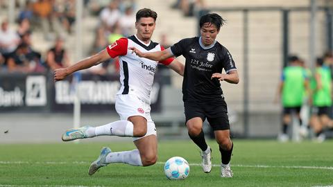 Igor Matanovic von Eintracht Frankfurt im Zweikampf mit Gwang-in Lee vom FSV Frankfurt