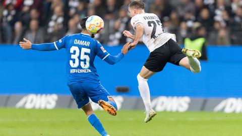 Eintracht Frankfurt und Mario Götze - der hier per Hacke artistisch weiterleitet - überfahren die TSG Hoffenheim. Diese Partie ist ein Symbol für die Eintracht im Herbst 2022: Pfeilschnell, technisch stark, torgefährlich, spektakulär. Nach 15 Partien belegen die Hessen Rang vier, zudem überwintern sie in DFB-Pokal und Champions League. 