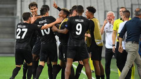 Players from Eintracht Frankfurt also want to celebrate Lazio.