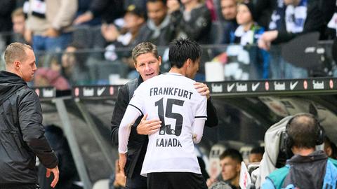 Bleib hier! Als Daichi Kamada wenige Tage vor dem Ende der Sommer-Transferperiode vor einem Wechsel nach Lissabon steht, hält ihn vor allem Trainer Oliver Glasner in Frankfurt fest. Er nimmt die Japaner die Sorge, keinen Platz zu haben neben Star-Neuzugang Mario Götze. Die Lösung fruchtet zumindest in der Hinrunde. Das Duo Götze und Kamada harmoniert prächtig und lässt die SGE lange von einer erneuten Champions League-Qualifikation träumen.