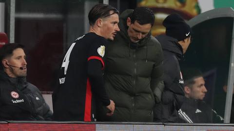 Robin Koch nach seiner Auswechslung in Leipzig mit Trainer Dino Toppmöller.