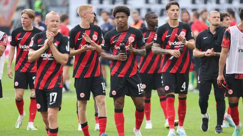 Die Eintracht-Spieler nach dem Unentschieden gegen Köln