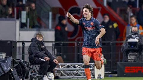 Eintracht-Leihspieler Paxten Aaronson im Trikot des FC Utrecht. Zeigt nach vorne und jubelt.