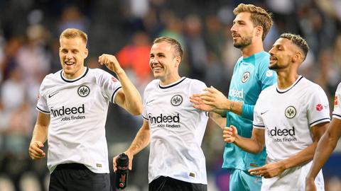 Die Eintracht-Spieler feiern nach der Partie gegen Leipzig.
