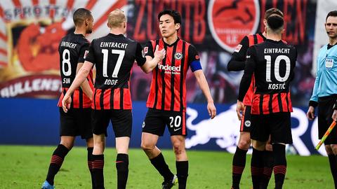 Makoto Hasebe und Kollegen freuen sich über einen Punkt in Leipzig.