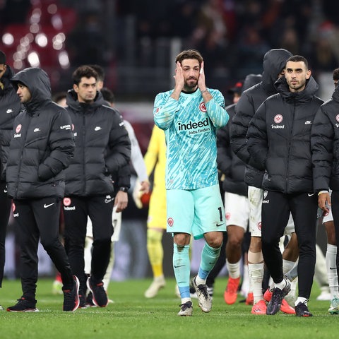 Kevin Trapp (Mitte), Frankfurts Bester in Leipzig, ist enttäuscht nach dem neuerlichen Rückschlag.