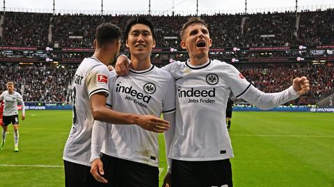Daichi Kamada und Jesper Lindström jubeln gegen Leverkusen.