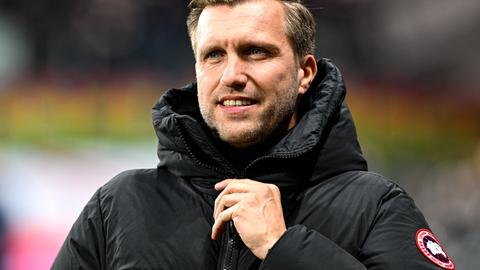 Eintracht-Sportchef Markus Krösche mit dicker Winterjacke