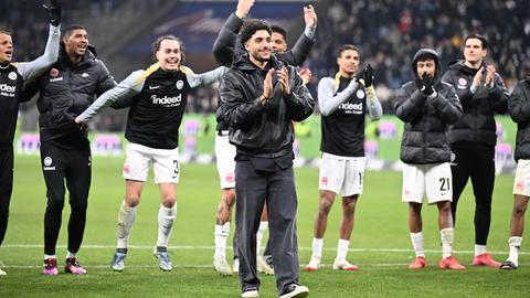 Ließ sich nach dem Abpfiff noch von den Fans feiern: Omar Marmoush.