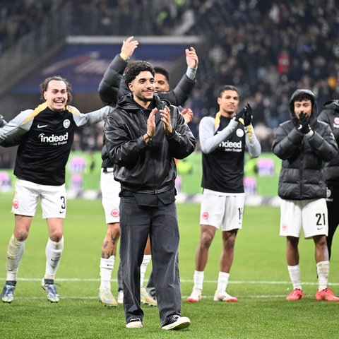 Ließ sich nach dem Abpfiff noch von den Fans feiern: Omar Marmoush.