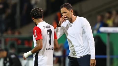 Stürmer Omar Marmoush und Trainer Dino Toppmöller.