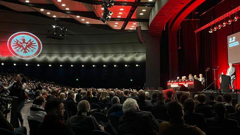 Vorstandssprecher Axel Hellmann (rechts) spricht bei der Mitgliederversammlung.