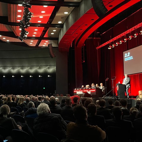 Vorstandssprecher Axel Hellmann (rechts) spricht bei der Mitgliederversammlung.