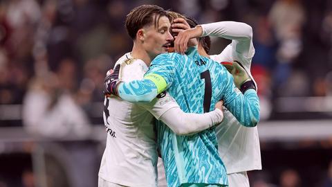 Robin Koch, Kevin Trapp und Nnamdi Collins feiern den knappen Sieg gegen Prag.