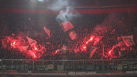 Eintracht-Fans zünden Pyrotechnik in Amsterdam.