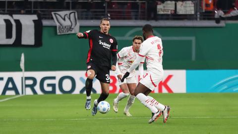 Nnamdi Collins von Eintracht Frankfurt beim Pokalspiel in Leipzig