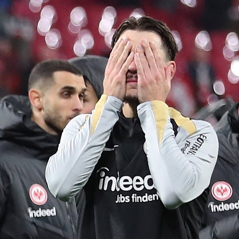 Eintracht-Verteidiger Robin Koch. Legt Hände vor die Augen.