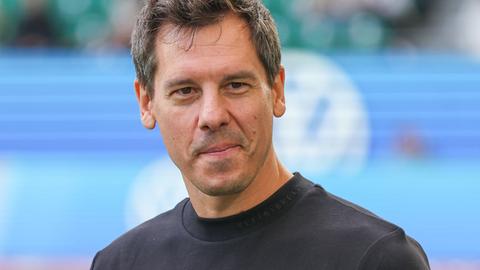 Eintracht-Sportdirektor Timmo Hardung. Grinst leicht.