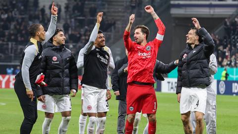 Die Frankfurter Fußballer jubeln über den Sieg gegen Gladbach.