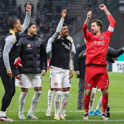 Die Frankfurter Fußballer jubeln über den Sieg gegen Gladbach.