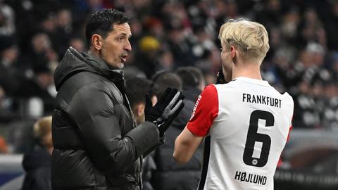 Eintracht Frankfurt: Dino Toppmöller gibt Oscar Höjlund Anweisungen