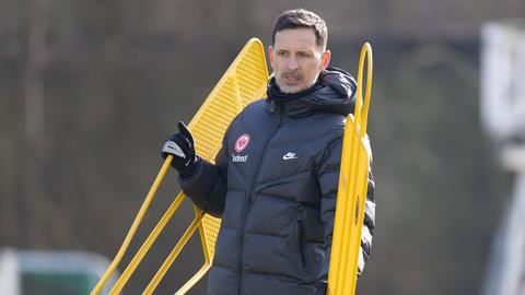 Eintracht-Trainer Dino Toppmöller beim Training. Er stellt Figuren auf.