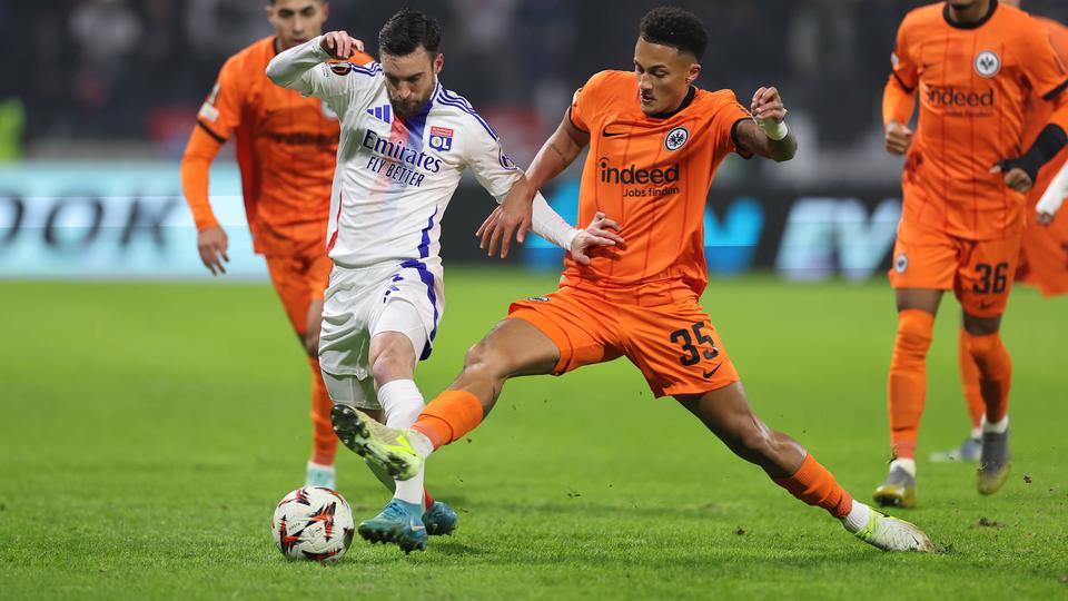 Eintracht-Abwehrspieler Tuta im Zweikampf gegen Lyon.