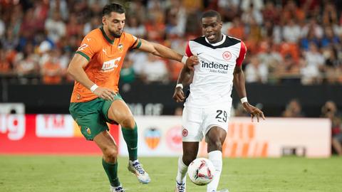 Niels Nkounkou beim Spiel der Eintracht in Valencia