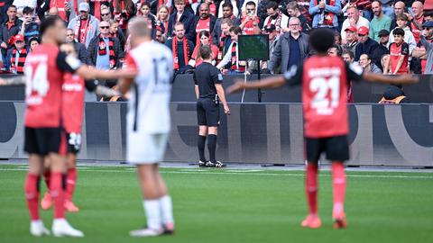 Videobeweis im Spiel der Eintracht in Leverkusen