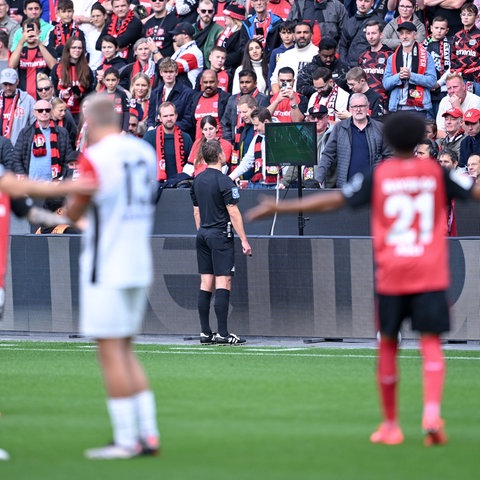 Videobeweis im Spiel der Eintracht in Leverkusen