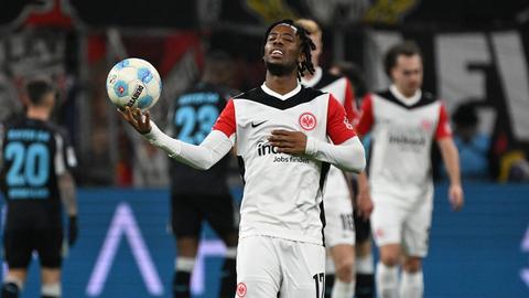 Eintracht-Stürmer Elye Wahi erwischte gegen Leverkusen einen gebrauchten Tag.