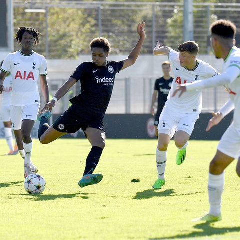 Vier junge Männer beim Fußballspiel.