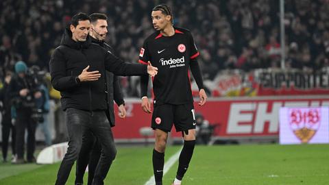 Eintracht-Coach Dino Toppmöller spricht mit Hugo Ekitike.