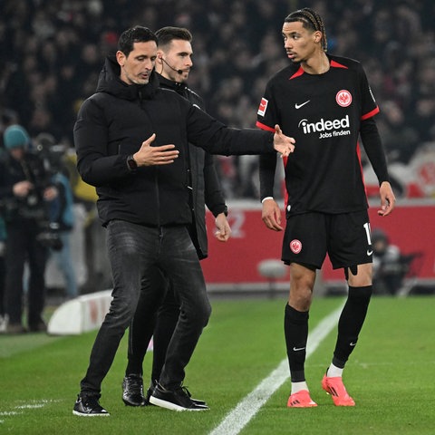 Eintracht-Coach Dino Toppmöller spricht mit Hugo Ekitike.