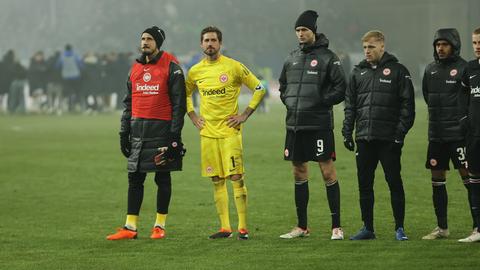 Die Eintracht-Spieler stehen nach dem Remis in Darmstadt enttäuscht da.