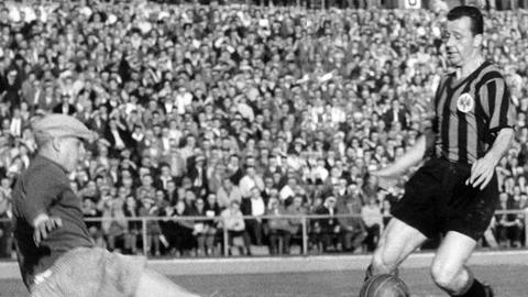 Erwin Stein (rechts) 1961 gegen den VfB Stuttgart. 