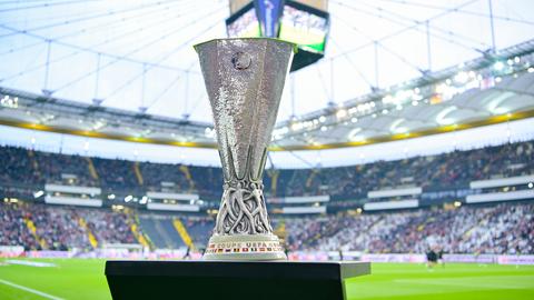 Der Europa-League-Pokal im Frankfurter Stadion