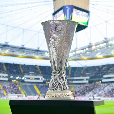 Der Europa-League-Pokal im Frankfurter Stadion