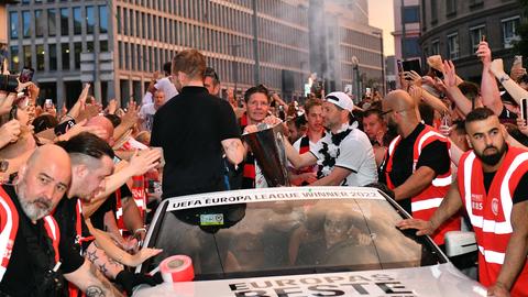 Alle wollen den Pokal berühren, Trainer Oliver Glasner will ihn eigentlich nicht mehr hergeben. Die Fahrt vom Airport zum Frankfurter Römer wird zum Party-Marathon für die Eintracht-Helden. Der Erfolg in der Europa League mobilisiert die Massen, die Feier will nicht mehr enden. 