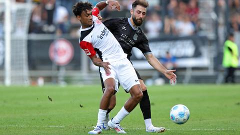 Nathaniel Brown (Eintracht Frankfurt) und Hassan Mourad (FSV Frankfurt) im Kampf um den Ball.