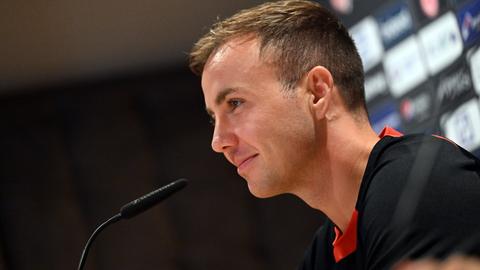 Mario Götze auf Podium bei Pressekonferenz