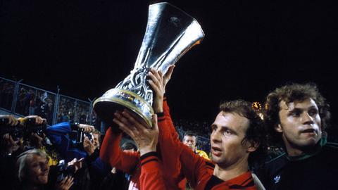 Uefa Cup Sieg Der Eintracht Vor 40 Jahren Als Holz Mit Dem Pokal Verschwand Hessenschau De Eintracht Frankfurt