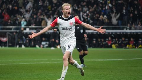 Oscar Hojlund bejubelt seinen Treffer für Eintracht Frankfurt.