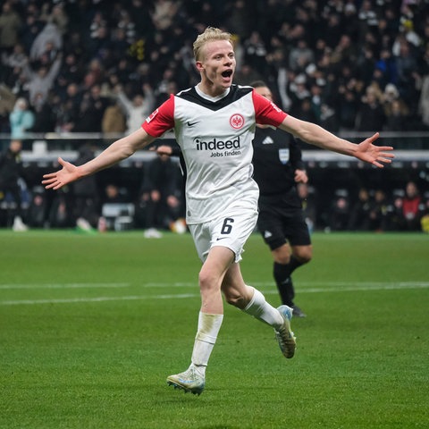 Oscar Hojlund bejubelt seinen Treffer für Eintracht Frankfurt.