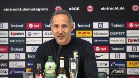 Adi Hütter in der Pressekonferenz nach dem Spiel gegen Bayern