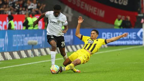 Ebimbe von Eintracht Frankfurt im Duell mit Dortmunds Bellingham