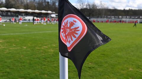 Eckfahne mit dem Logo von Eintracht Frankfurt