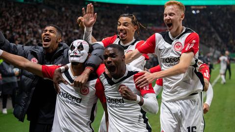 Eintracht Frankfurt bejubelt den Einzug in die nächste Runde, Omar Marmoush mit Maske